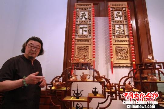 魏氏木雕技艺传承人魏宝全介绍“木雕壶”。 张道正 摄 魏氏木雕技艺传承人魏宝全介绍“木雕壶”。 张道正 摄