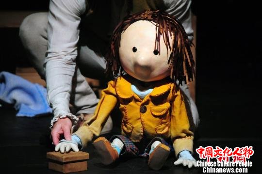 巴西儿童剧《喜欢盒子的人》剧照 钟欣 摄