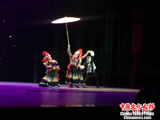图为闭幕演出剧照。　胡远航 摄
