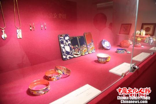 展示的珐琅文创产品 钟欣 摄