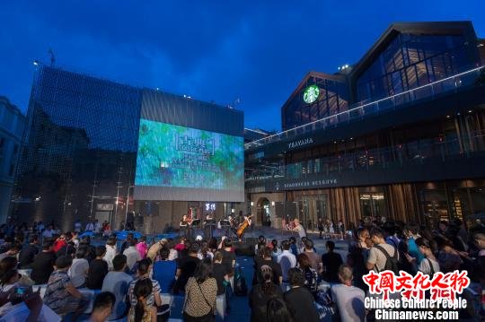 国家大剧院户外直播“漫步经典”走进北京坊 牛小北 摄