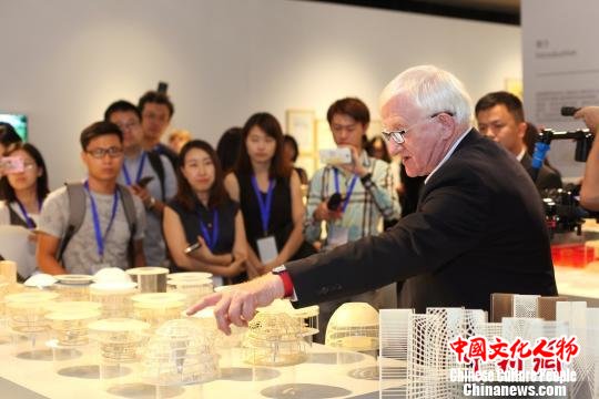 英国福斯特及合伙人建筑事务所设计总监斯宾塞·德·格雷现场导览 钟欣 摄