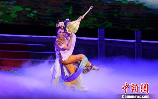 《丝路花雨》在兰州开启常态化演出。图为敦煌壁画中的经典形象“反弹琵琶”。 杨艳敏 摄 《丝路花雨》在兰州开启常态化演出。图为敦煌壁画中的经典形象“反弹琵琶”。 杨艳敏 摄