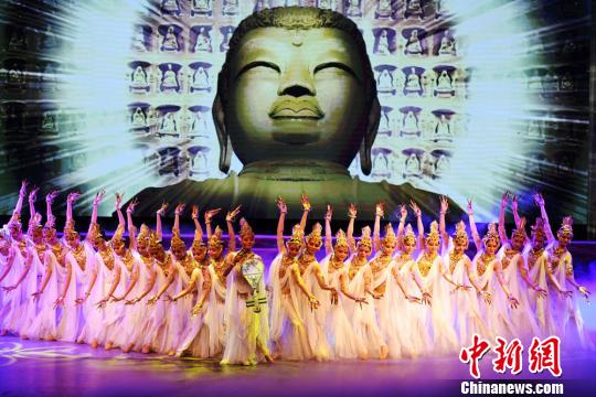 《丝路花雨》首创于1979年,以中国唐朝极盛时期为故事背景,取材于丝绸之路和敦煌壁画,它以现代的艺术手法和精湛的舞蹈表现,刻画了画工“神笔张”和其女“英娘”的悲欢离合以及与波斯商人伊努斯之间的友谊。 杨艳敏 摄 《丝路花雨》首创于1979年,以中国唐朝极盛时期为故事背景,取材于丝绸之路和敦煌壁画,它以现代的艺术手法和精湛的舞蹈表现,刻画了画工“神笔张”和其女“英娘”的悲欢离合以及与波斯商人伊努斯之间的友谊。 杨艳敏 摄