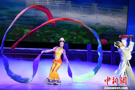 该剧至今长演不衰,演出达2800余场,出访40多个国家和地区,观众多达400多万人次。 杨艳敏 摄 该剧至今长演不衰,演出达2800余场,出访40多个国家和地区,观众多达400多万人次。 杨艳敏 摄