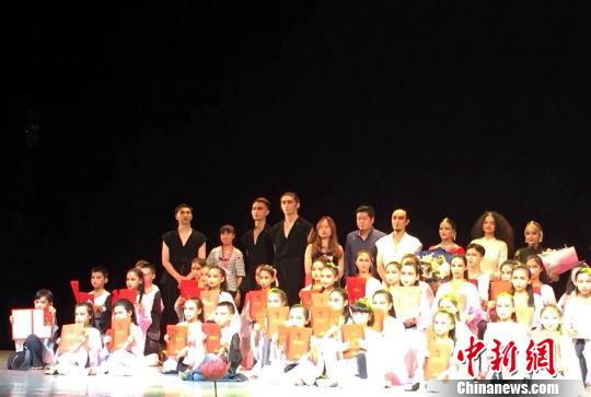 62名来自厦门各中小学学生受邀共同参与演出。 杨伏山 摄 62名来自厦门各中小学学生受邀共同参与演出。 杨伏山 摄