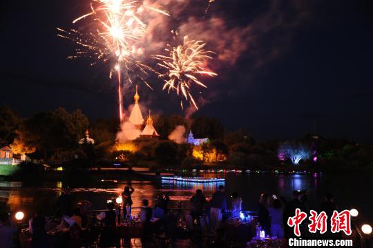 “伏尔加之夜”醉人,中外游客共享音乐盛宴(伏尔加庄园供图) “伏尔加之夜”醉人,中外游客共享音乐盛宴(伏尔加庄园供图)