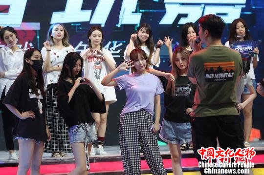 showgirl做展前排练。 张亨伟 摄 showgirl做展前排练。 张亨伟 摄