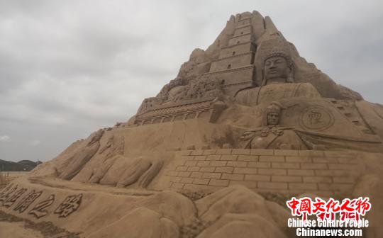 图为陆上丝绸之路主雕塑。　魏建军 摄