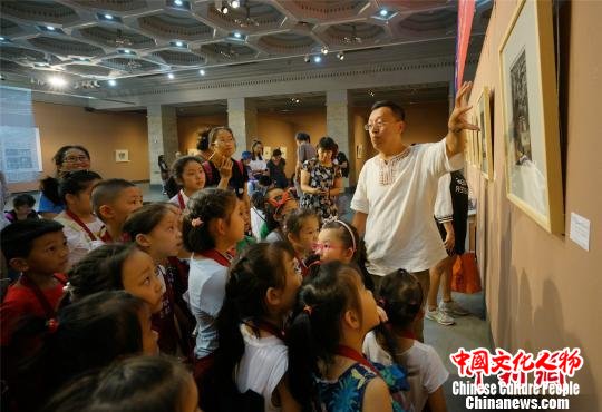 “归来的木刻·中英当代版画作品展导赏”公益活动在黑龙江省美术馆举办。　傅宇 摄