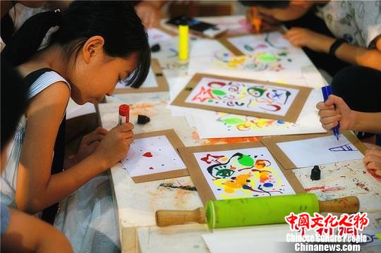 孩子们在现场亲自感受版画魅力。　傅宇 摄