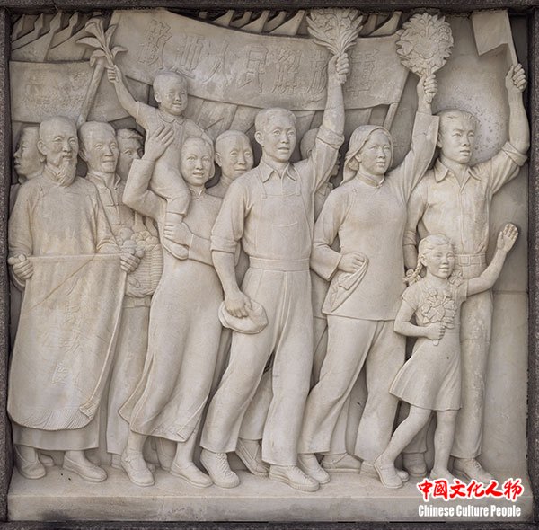 刘开渠《人民英雄纪念碑浮雕·欢迎解放军》，200cm×200cm，汉白玉，1958年。