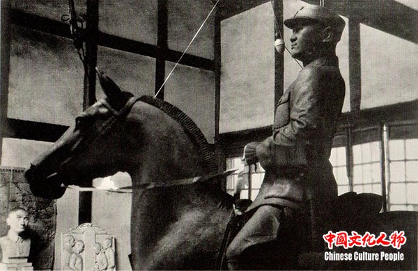 刘开渠《抗日阵亡名将王铭章纪念碑》，又名《王铭章将军骑马像》，1939年立于成都。