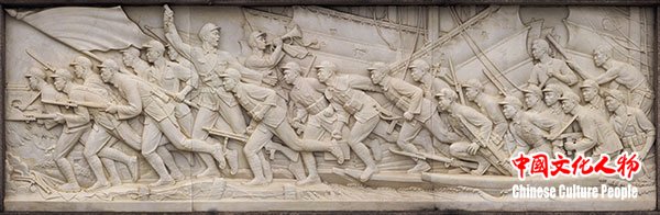 刘开渠《人民英雄纪念碑浮雕·胜利渡长江》，200cm×612cm，汉白玉，1958年。