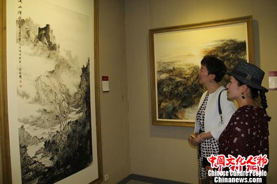 新疆民众观看展览。　戚亚平 摄