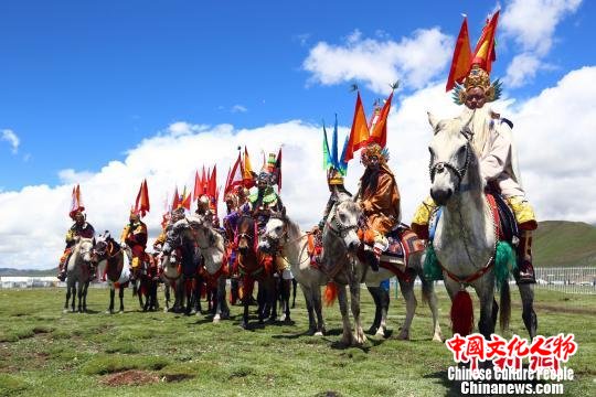 资料图为青海果洛马背格萨尔藏戏表演。　罗云鹏 摄