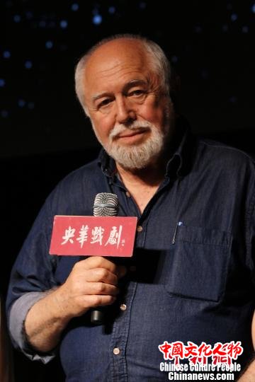 图为该剧导演索伯尔。　子其 摄