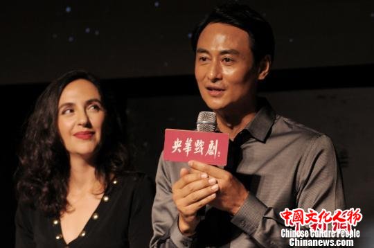 图为演员安娜(左)、孙强(右)。　子其 摄