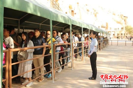 敦煌莫高窟志愿讲解员日行数万步传播敦煌文化