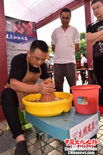 5日，朱子文化精品纪念展上建盏现场制作展示。建盏工艺是国家级非物质文化遗产。　张丽君 摄