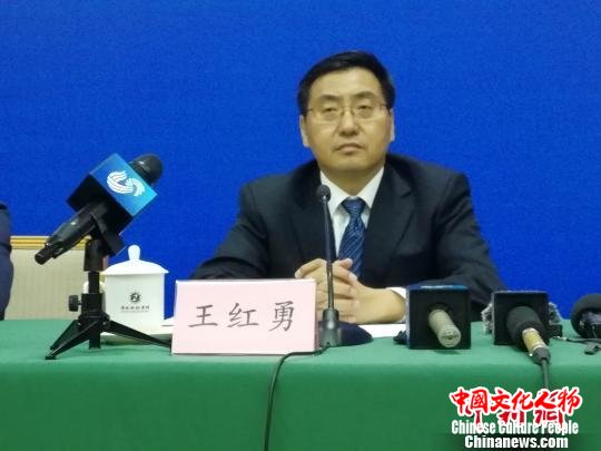 图为山东省委宣传部常务副部长、尼山世界文明论坛协调小组办公室主任兼论坛秘书长王红勇介绍相关情况。　孙婷婷 摄