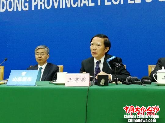 图为第十三届全国政协常务委员、山东大学儒学高等研究院执行副院长王学典介绍相关情况。　孙婷婷 摄