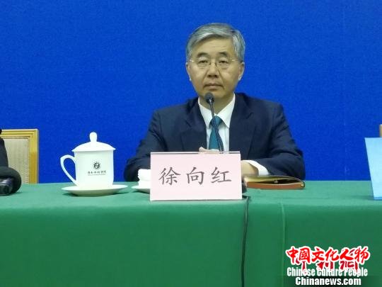 图为山东省人大内务司法委员会副主任委员、第五届尼山世界文明论坛新闻发言人徐向红介绍相关情况。　孙婷婷 摄