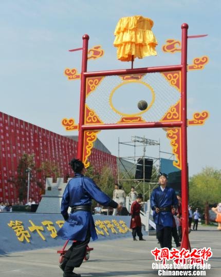 图为齐文化节开幕现场的蹴鞠展演,展示了唐代中后期到宋代流行的单球门对抗方式。 赵晓 摄 图为齐文化节开幕现场的蹴鞠展演,展示了唐代中后期到宋代流行的单球门对抗方式。 赵晓 摄