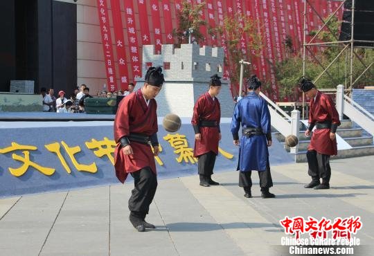 蹴鞠文化是齐文化的重要组成部分,唐宋时期的蹴鞠展演亮相本届齐文化节。 赵晓 摄 蹴鞠文化是齐文化的重要组成部分,唐宋时期的蹴鞠展演亮相本届齐文化节。 赵晓 摄
