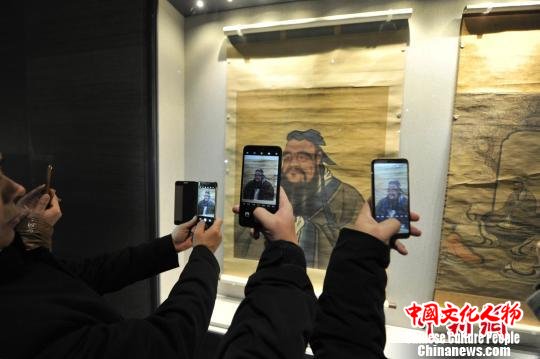 孔子博物馆11月26日在孔子故里曲阜正式开馆试运行,社会各界人士参观展览。 杨国庆 摄 孔子博物馆11月26日在孔子故里曲阜正式开馆试运行,社会各界人士参观展览。 杨国庆 摄