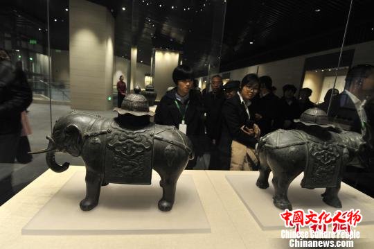 孔子博物馆11月26日在孔子故里曲阜正式开馆试运行,首批展出文物2500件(组)。 杨国庆 摄 孔子博物馆11月26日在孔子故里曲阜正式开馆试运行,首批展出文物2500件(组)。 杨国庆 摄