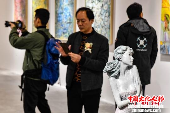 第七届大艺博开幕年青艺术家“体感”市场温度