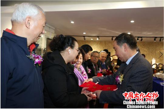 艺术大师获颁聘书。 供图