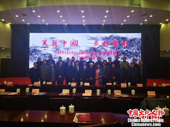 活动现场嘉宾合影。　赵万江 摄