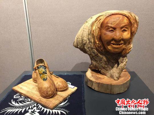 图为首届“雕圣杯”根雕现场创作大赛的一件作品。　项菁 摄