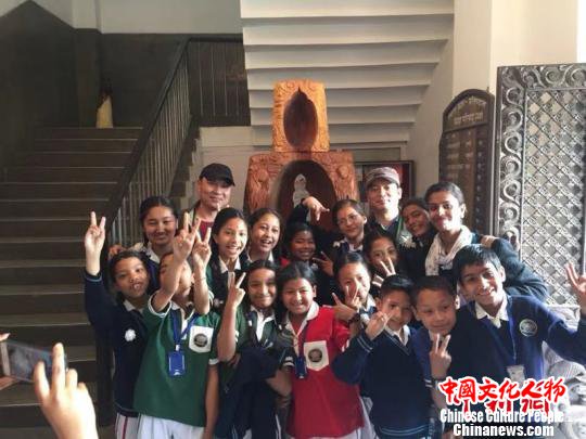 图为郑兴国携嵊州根雕走向尼泊尔。　受访者供图 摄