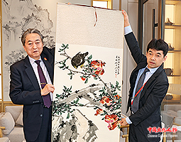 中国著名画家周午生创作的国画《看他开口处笑落尽珠玑》被日本前首相鸠山由纪夫收藏