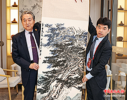 中国著名画家陈平创作的作品《万古长青》被日本前首相鸠山由纪夫收藏