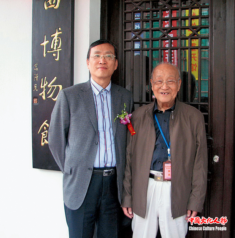 在李新华带动下，广大收藏爱好者加入献爱心的队伍，慈善晚宴上李新华与他的公益慈善活动合作团队合影