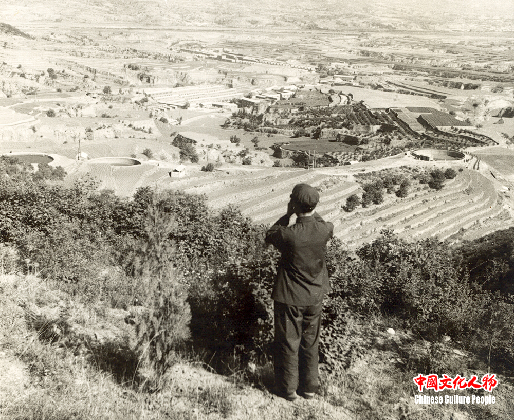 1976年,在大寨虎头山上拍摄