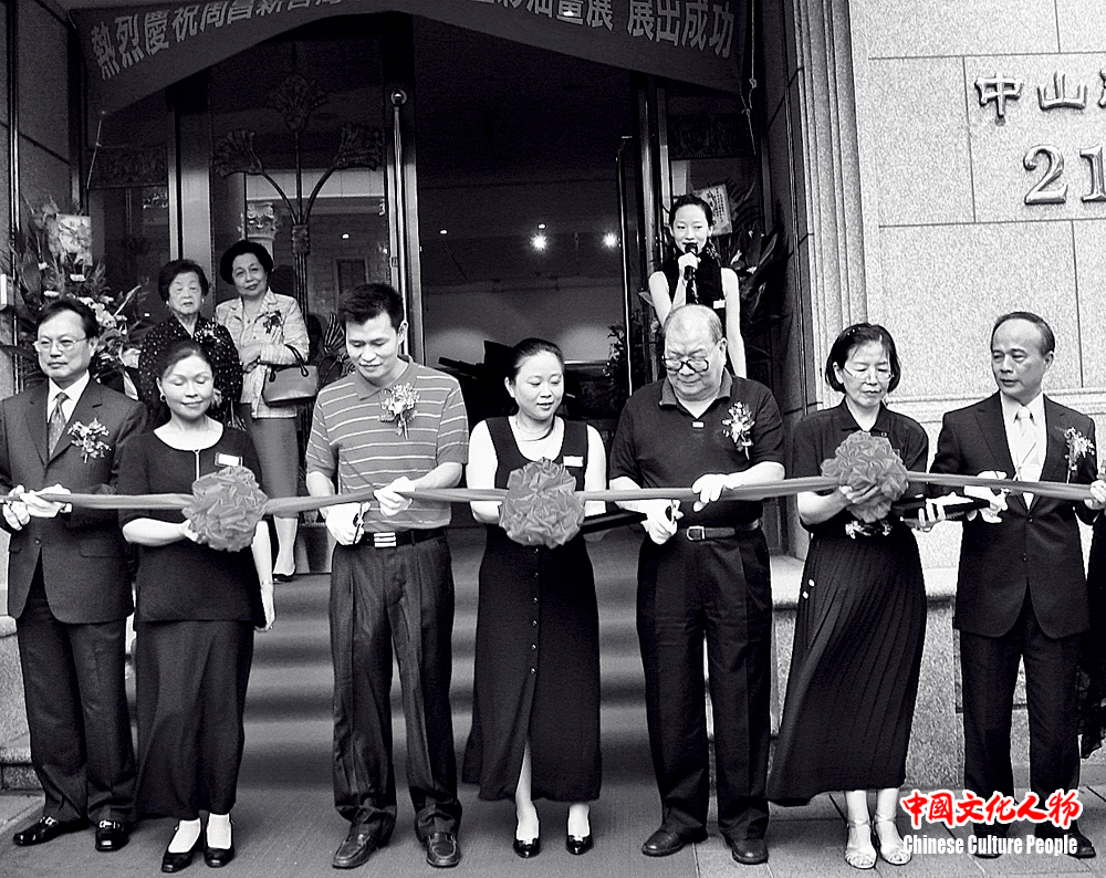 文化部原副部长、时任国务院副秘书长王仲伟参观周昌新画室